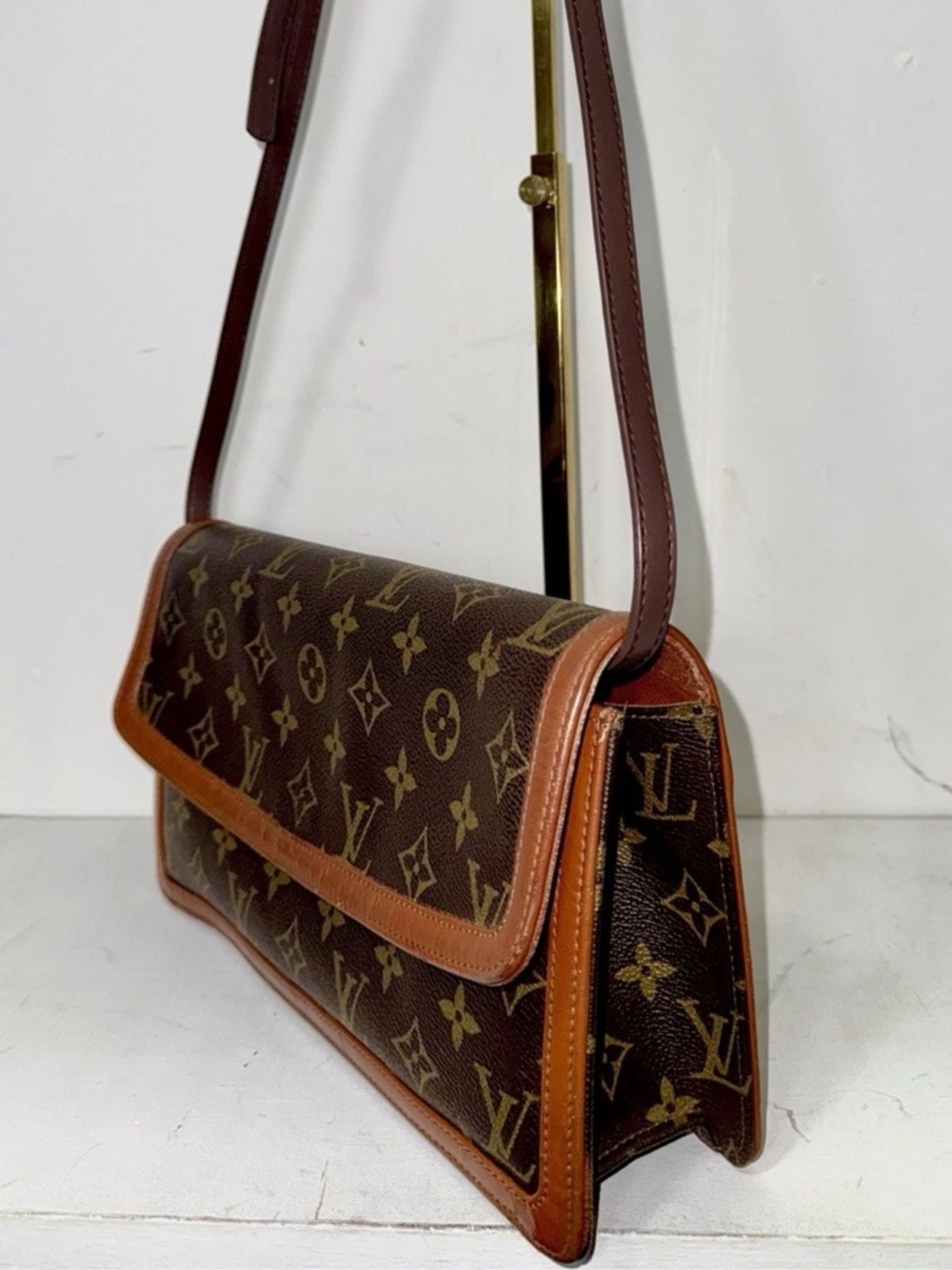 LOUIS VUITTON Monogram Dame Crossbody - Picture 3 of 13